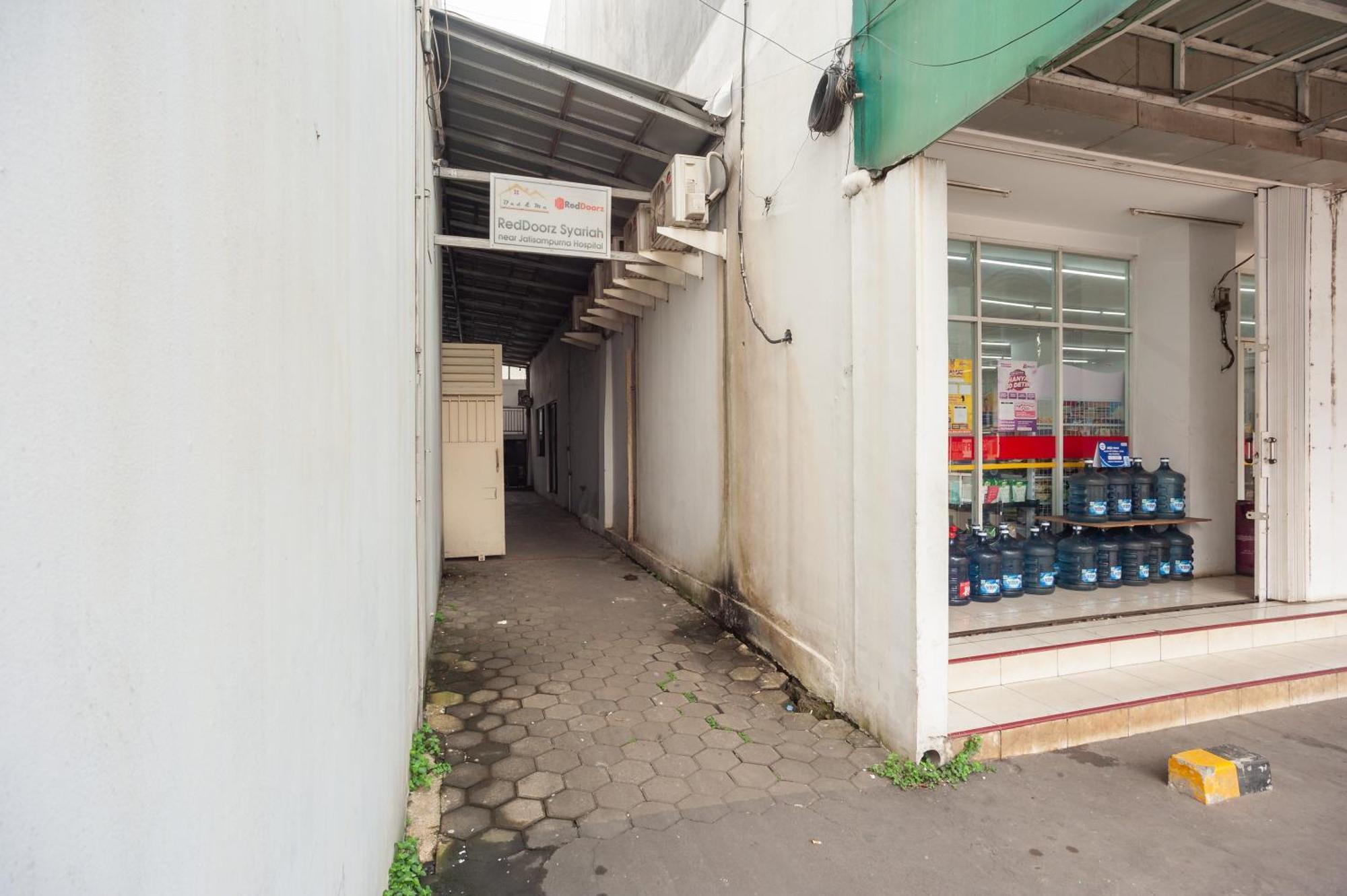 Hotel RedDoorz Syariah near Jatisampurna Hospital Bekasi Zewnętrze zdjęcie